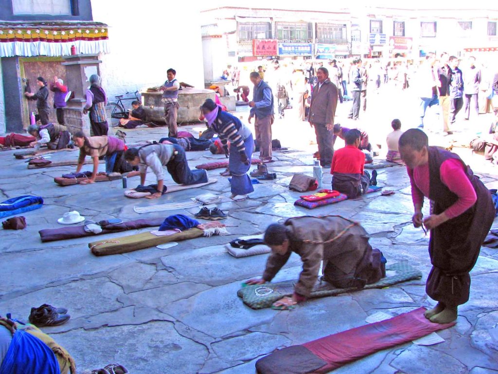 People Praying In Front Of The Jokhan Temple In Lhasa