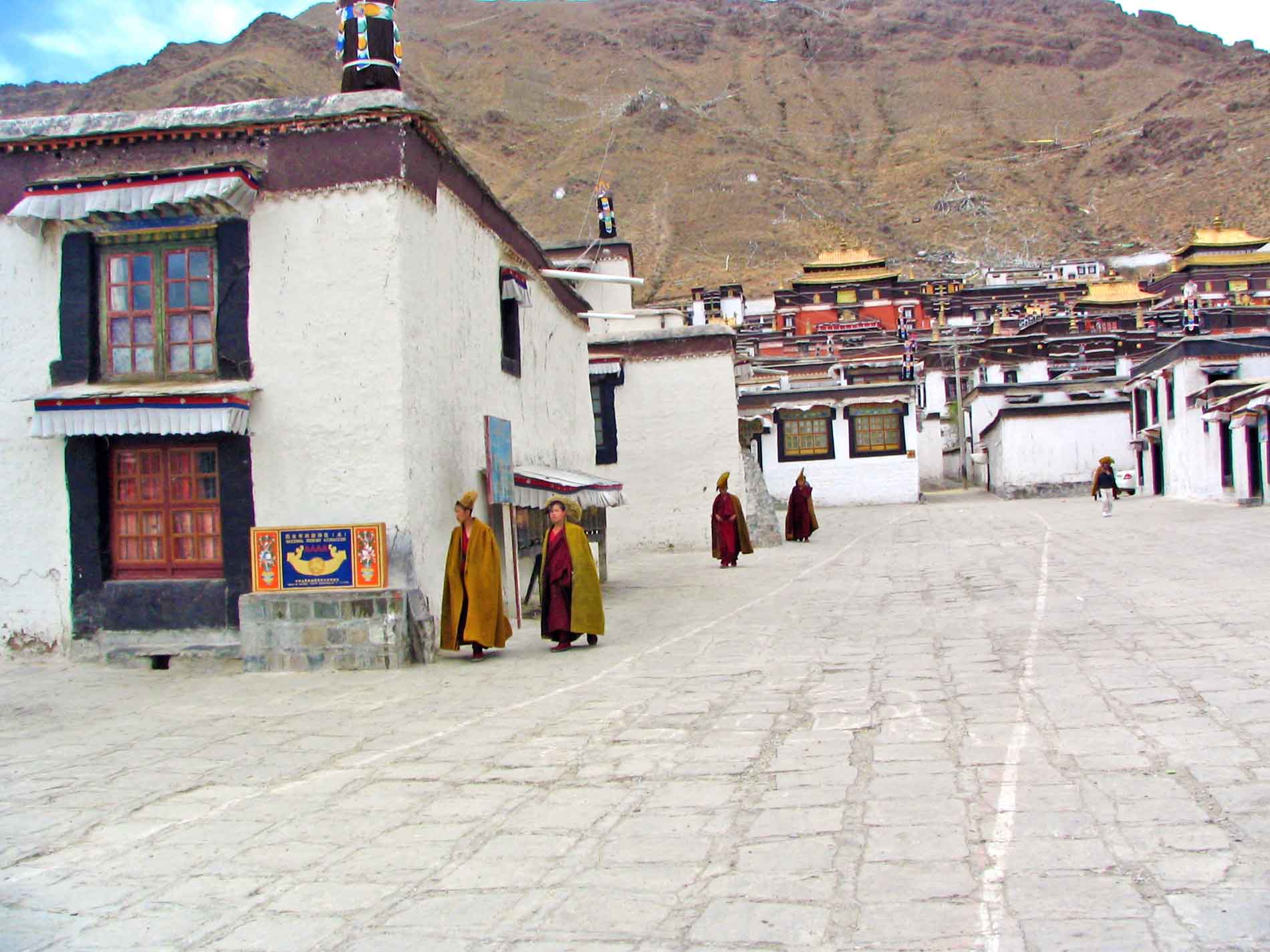 Yellow Hat Monks At Zhashenlunbu Temple In Shegatse
